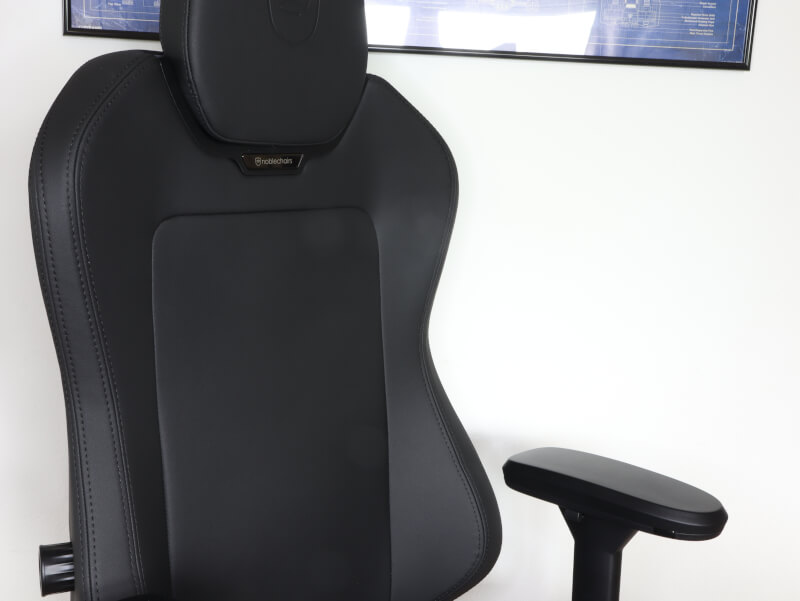 Noblechairs Aura Black Edition lændestøtte.JPG